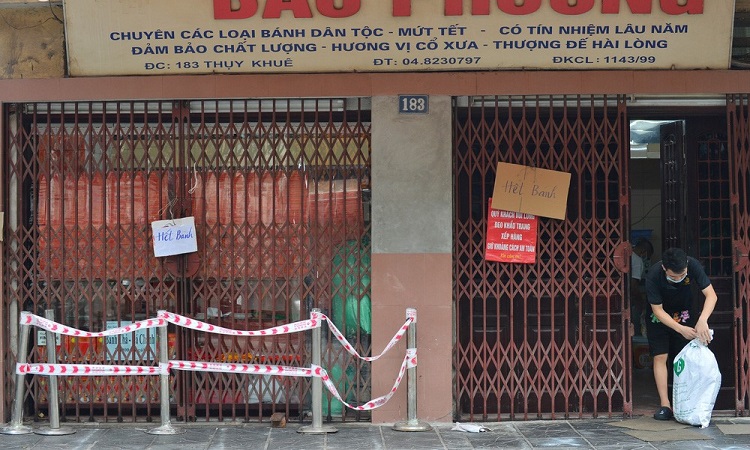 Các cửa hàng bán bánh Trung thu trên phố Thụy Khuê đang đóng cửa, dừng hoạt động.