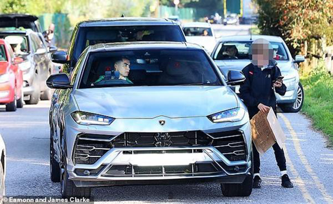Ronaldo cầm lái Lamborghini Urus dừng lại chụp ảnh cùng fan, đập tan tin đồn "chảnh chọe" - 4