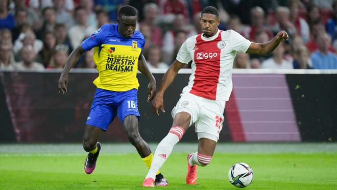 Chân sút Sebastien Haller (phải) xứng danh "Vua vòng cấm địa" với kỷ lục mới được anh thiết lập