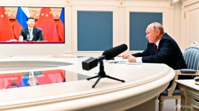 Tổng thống Nga Vladimir Putin trao đổi trực tuyến với Chủ tịch Trung Quốc Tập Cận Bình. Ảnh - AP