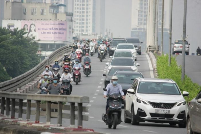 Chùm ảnh: Đường phố Hà Nội ken kín phương tiện trong sáng đầu tuần - 3