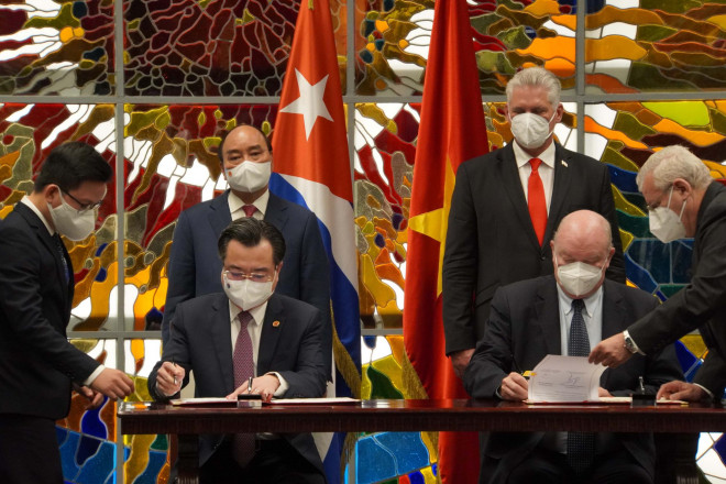Chủ tịch nước Nguyễn Xuân Phúc và Bí thư thứ nhất Ban Chấp hành Trung ương Đảng Cộng sản Cuba, Chủ tịch nước Cuba Miguel Diaz Canel chứng kiến lễ ký giữa Bộ trưởng hai nước - Ảnh: Thế Dũng