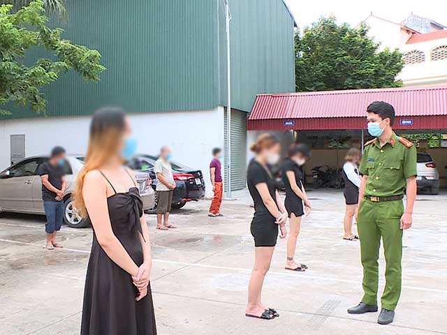 Pháp luật - 7 cô gái tụ tập hát karaoke cùng 7 người đàn ông trong quán karaoke giữa mùa dịch