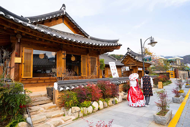 Jeonju: Thành phố Jeonju được coi là thủ đô ẩm thực của Hàn Quốc với nhiều món ăn đường phố tuyệt vời. Đây là nơi tốt nhất để thưởng thức các món đặc sản địa phương như bibimbap, hottoes, rượu gạo makgeolli và nhiều món ngon khác.
