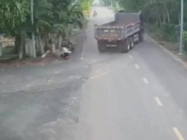 Tin tức trong ngày - Clip:  Lái xe máy ngã cắm đầu xuống đất vì tông ô tô tải, cư dân mạng tranh luận đúng sai