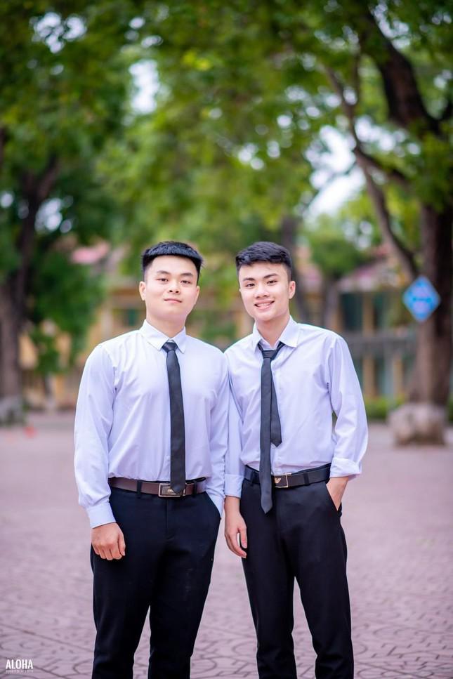 Lý Việt Hưng - Thủ khoa khối C00, Trường Sĩ quan Chính Trị (bên trái).