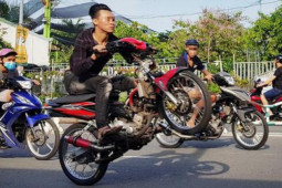 Nhóm thanh thiếu niên vượt chốt kiểm dịch Covid-19 lên Tam Đảo đua xe,...