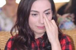 Xôn xao hình ảnh Việt Hương ngã quỵ vì Phi Nhung qua đời: Thực hư ra sao?