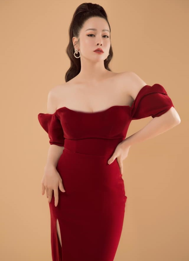 Nhờ chăm chỉ tập luyện, bà mẹ một con gợi cảm và quyến rũ mỗi lần mặc váy tôn dáng.
