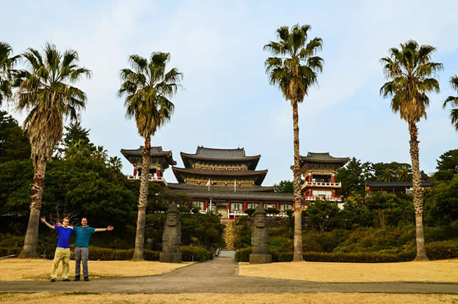 Đảo Jeju: Jeju là một hòn đảo nằm ở phía nam bán đảo Triều Tiên. Nơi đây được đánh giá là phần đẹp nhất của Hàn Quốc và chắc chắn là điểm đến không thể bỏ qua. Có một số địa điểm ở đây đã được UNESCO công nhận là di sản Thế giới. 
