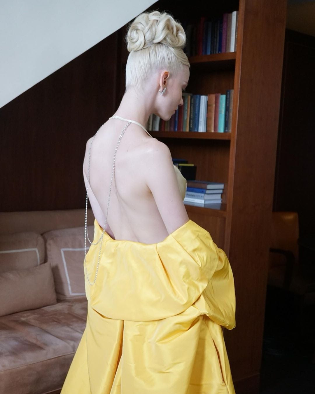 Anya Taylor-Joy trở thành tâm điểm chú ý với trang phục tại Emmy Awards.