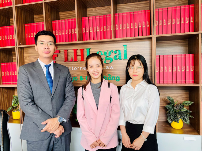 Luật sư Lê Nguyên Hòa cùng các cộng sự bảo vệ một trường hợp yếu thế trong xã hội