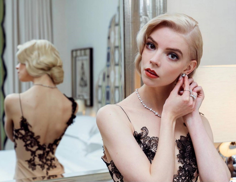 Tham gia sự kiện 2021 SAG Awards, người đẹp mặc thiết kế váy hai dây của Vera Wang.