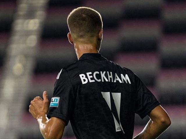 Bóng đá - Con trai Beckham đá tiền vệ phải ở trận ra mắt, tạt bóng có “chất” như bố?
