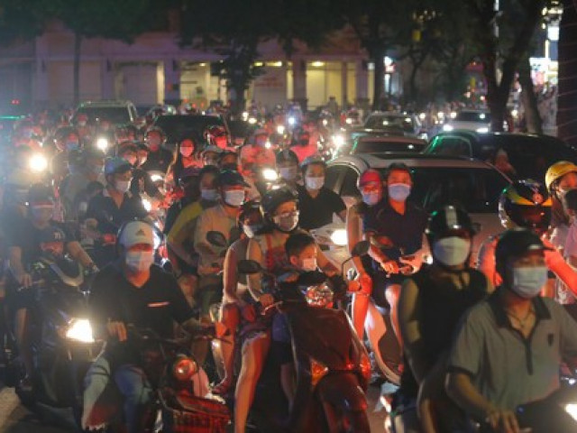 Tin tức trong ngày - Phố trung tâm Hà Nội đông nghẹt, ùn tắc trong đêm Trung thu