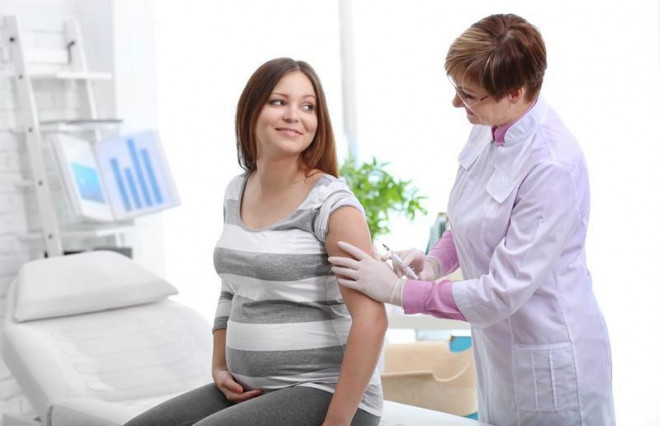 Tiêm phòng vắc-xin COVID-19 không chỉ bảo vệ thai phụ mà còn bảo vệ thai nhi.