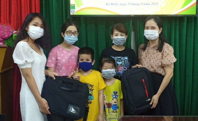 Ngày 20-9, Trường Tiểu học Nguyễn Tri Phương (quận Ba Đình) đã trao tặng thiết bị học trực tuyến cho học sinh có hoàn cảnh khó khăn.