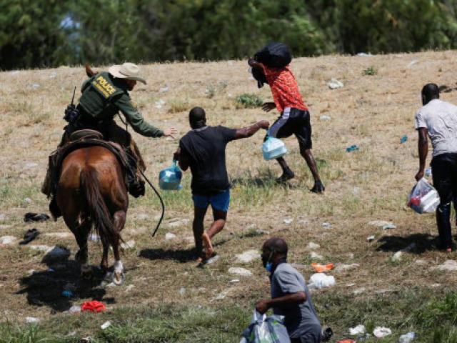 Thế giới - Hình ảnh lính biên phòng Mỹ quất roi ngựa vào người di cư gây phẫn nộ