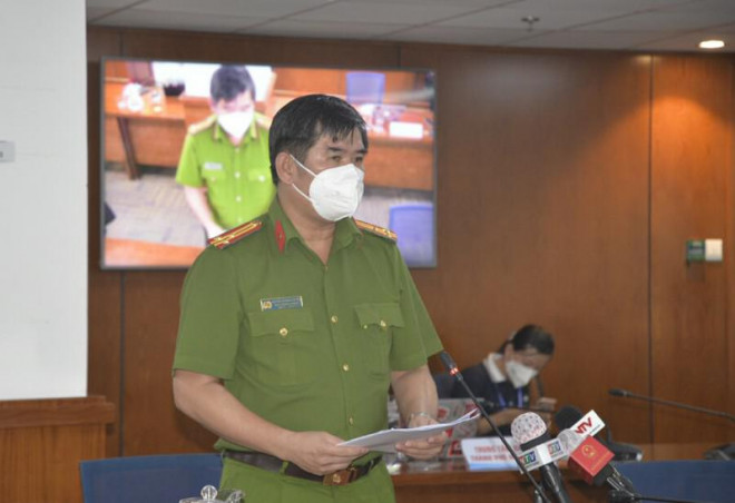 Thượng tá Huỳnh Quang Tuyến trả lời báo chí. Ảnh: TÁ LÂM