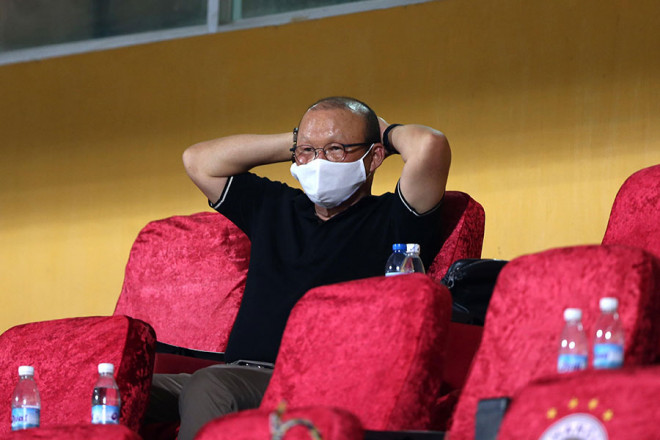 Thầy Park mệt mỏi với những ca chấn thương vá víu, giờ lại đau đầu với tin Đặng Văn Lâm chấn thương phải nghỉ bốn tháng. Ảnh: CTV