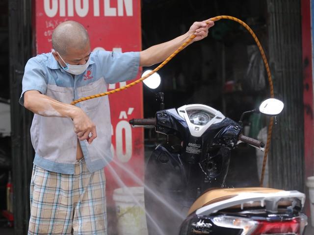 Thị trường - Tiêu dùng - Nhiều cửa hàng sửa xe ở Hà Nội từ chối khách vì quá tải ngay sau khi mở cửa trở lại