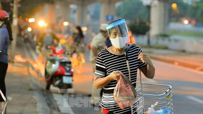 Mọi người đi chợ đều ý thức trang bị cho mình những vật dụng bảo hộ phòng dịch.