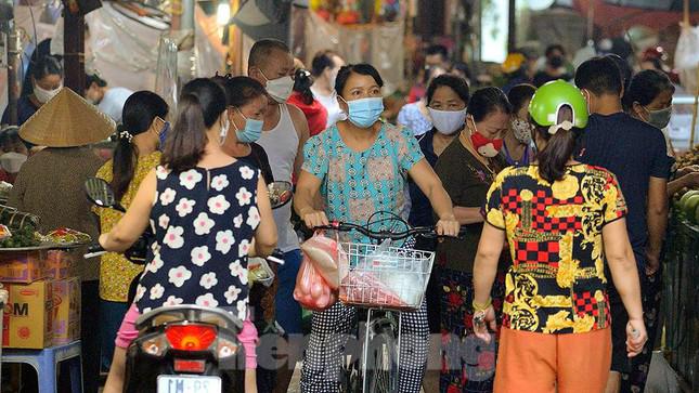 Bên trong chợ Triều Khúc, có những lúc người dân đi lại đông đúc.