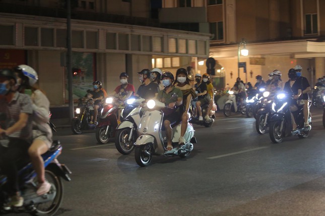 Trong ngày đầu bỏ kiểm soát giấy đi đường, rất nhiều người dân đã tới các phố trung tâm Hà Nội vào tối nay để đón Trung thu.