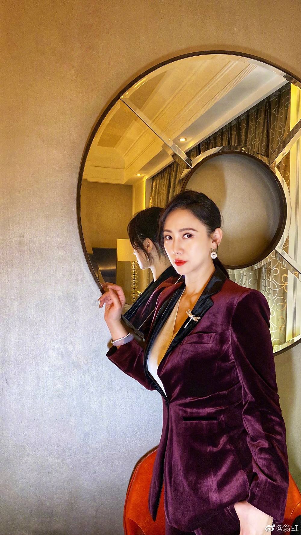 Hoa hậu Hong Kong "không sợ cảnh nóng" tuổi 53 trẻ đẹp nhờ ngủ nhiều - 8