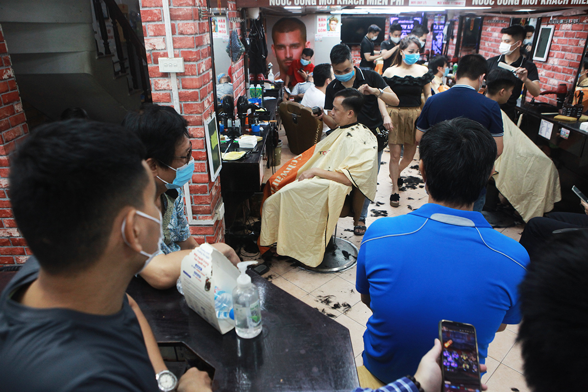 Ngày cuối tuần đầu tiên sau khi gỡ bỏ lệnh cách ly các tiệm cắt tóc làm  đẹp ở TPHCM  Hà Nội đông kín người