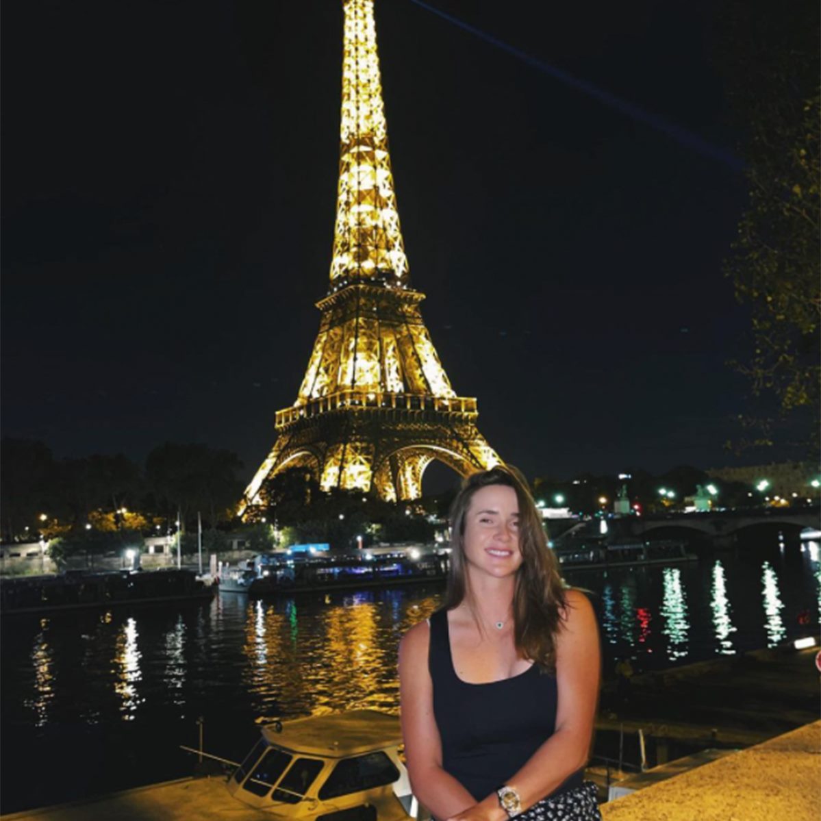 Elina Svitolina tạo dáng tươi tắn bên bờ sông cạnh tháp Eiffel