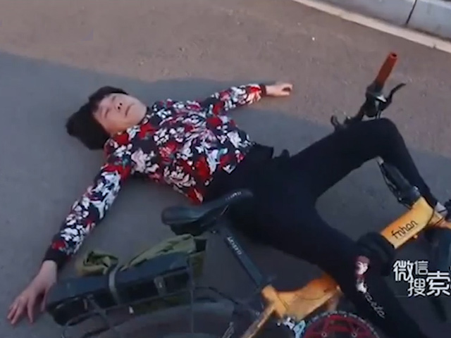 Cười 24H - Thanh niên bị dạy dỗ khi ra ngoài hành nghề gặp phải "cao nhân"