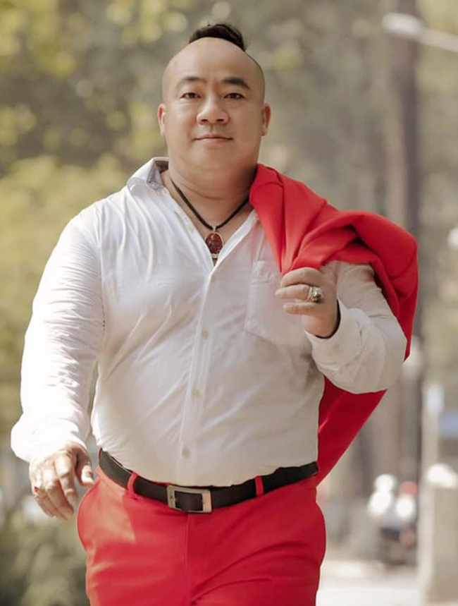 Ngoài đóng phim, Hiếu Hiền còn tham gia nhiều tiểu phẩm hài, làm MC dẫn chương trình.
