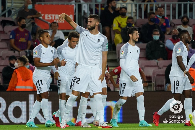 Trực tiếp bóng đá Barcelona - Granada: Araujo đánh đầu gỡ hòa (Vòng 5 La Liga) (Hết giờ) - 1