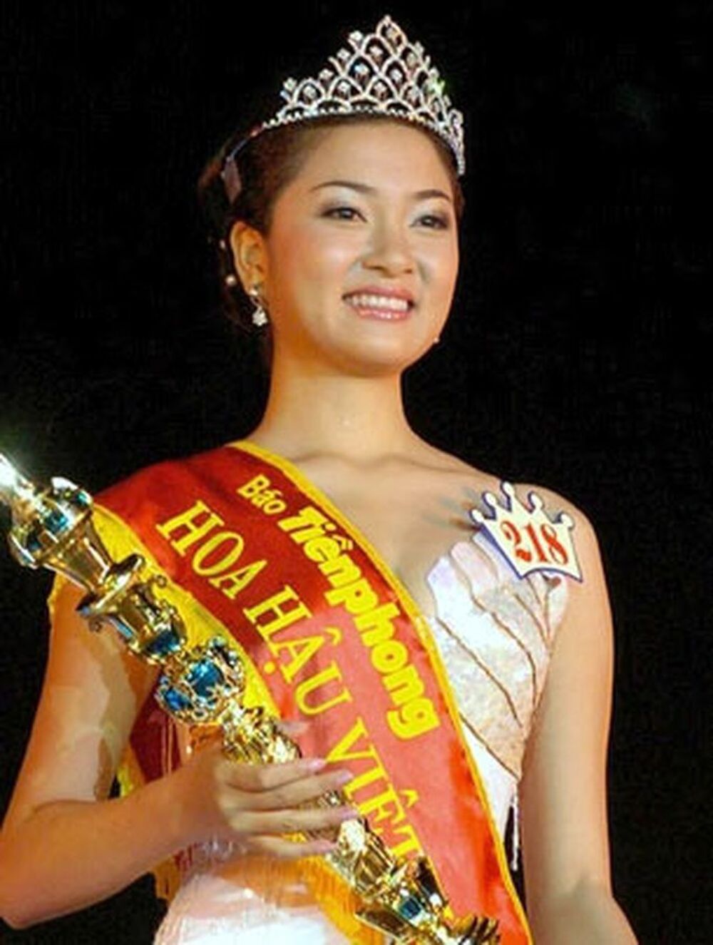 Nguyễn Thị Huyền đăng quang ngôi vị cao nhất cuộc thi Hoa hậu Việt Nam 2004.