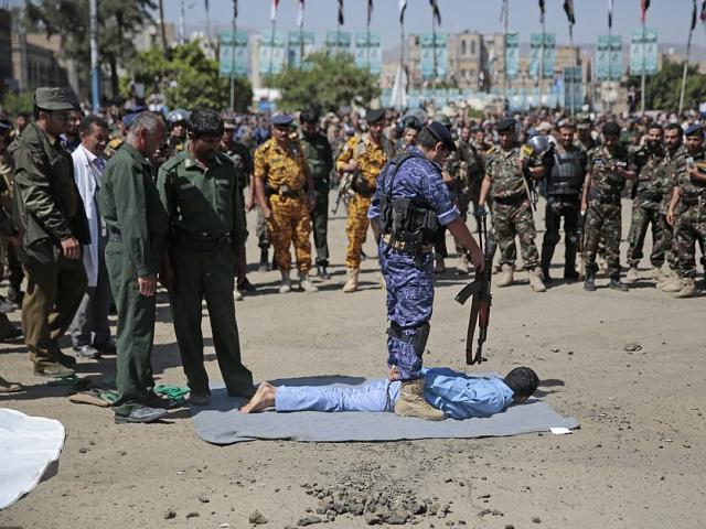 Thế giới - 9 người bị đem ra quảng trường xử tử, bắn từ sau lưng bằng súng trường ở Yemen