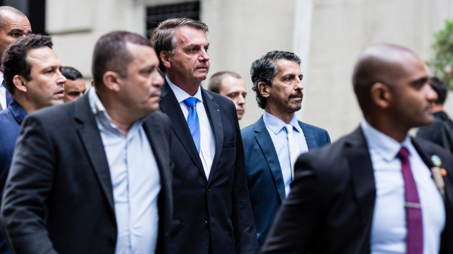 Tổng thống Bolsonaro (giữa) nhất quyết không tiêm phòng vắc-xin Covid-19. Ảnh: Reuters