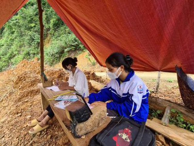 Giáo dục - du học - Hai chị em người Vân Kiều lên núi dựng lều, bắt sóng 3G học online