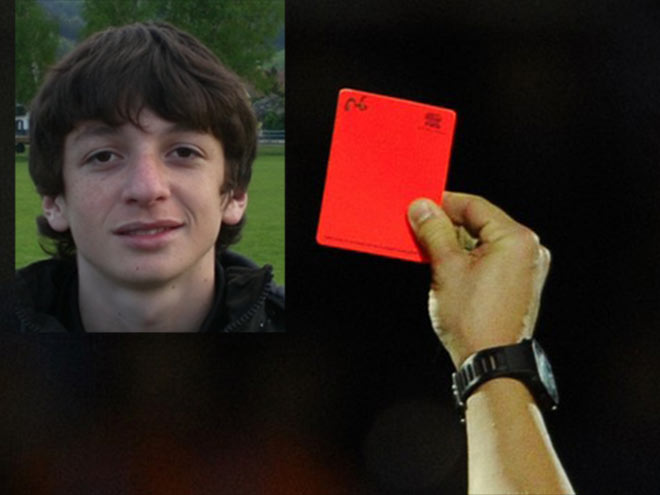 Raschid Arsanukaev đã nhận thẻ đỏ rời sân nhưng càng nặng tội vì húc đầu một cầu thủ đối phương
