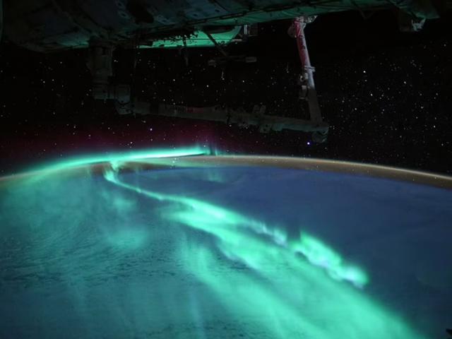 Du lịch - Cực quang dưới ánh trăng tròn đẹp một cách ngỡ ngàng khi nhìn từ Trạm Vũ trụ