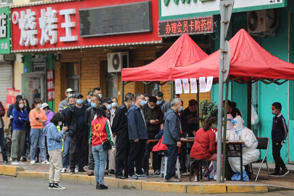 Người dân Trung Quốc xếp hàng chờ xét nghiệm Covid-19 ở Cáp Nhĩ Tân.