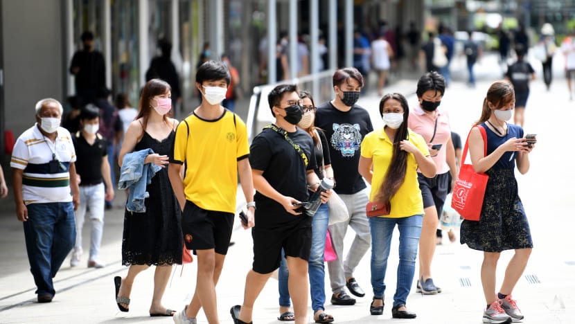 Người dân Singapore đeo khẩu trang khi đi ra đường. Ảnh: Calvin Oh/CNA