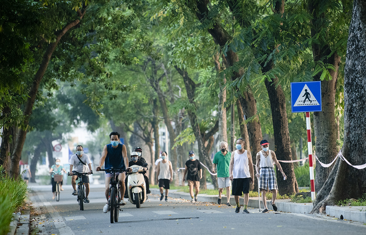 Sáng nay 22/9, sau một ngày Hà Nội nới lỏng giãn cách, khu vực xung quanh Hồ Gươm (quận Hoàn Kiếm, Hà Nội) đã đông đúc người xuống đường tập thể dục buổi sáng