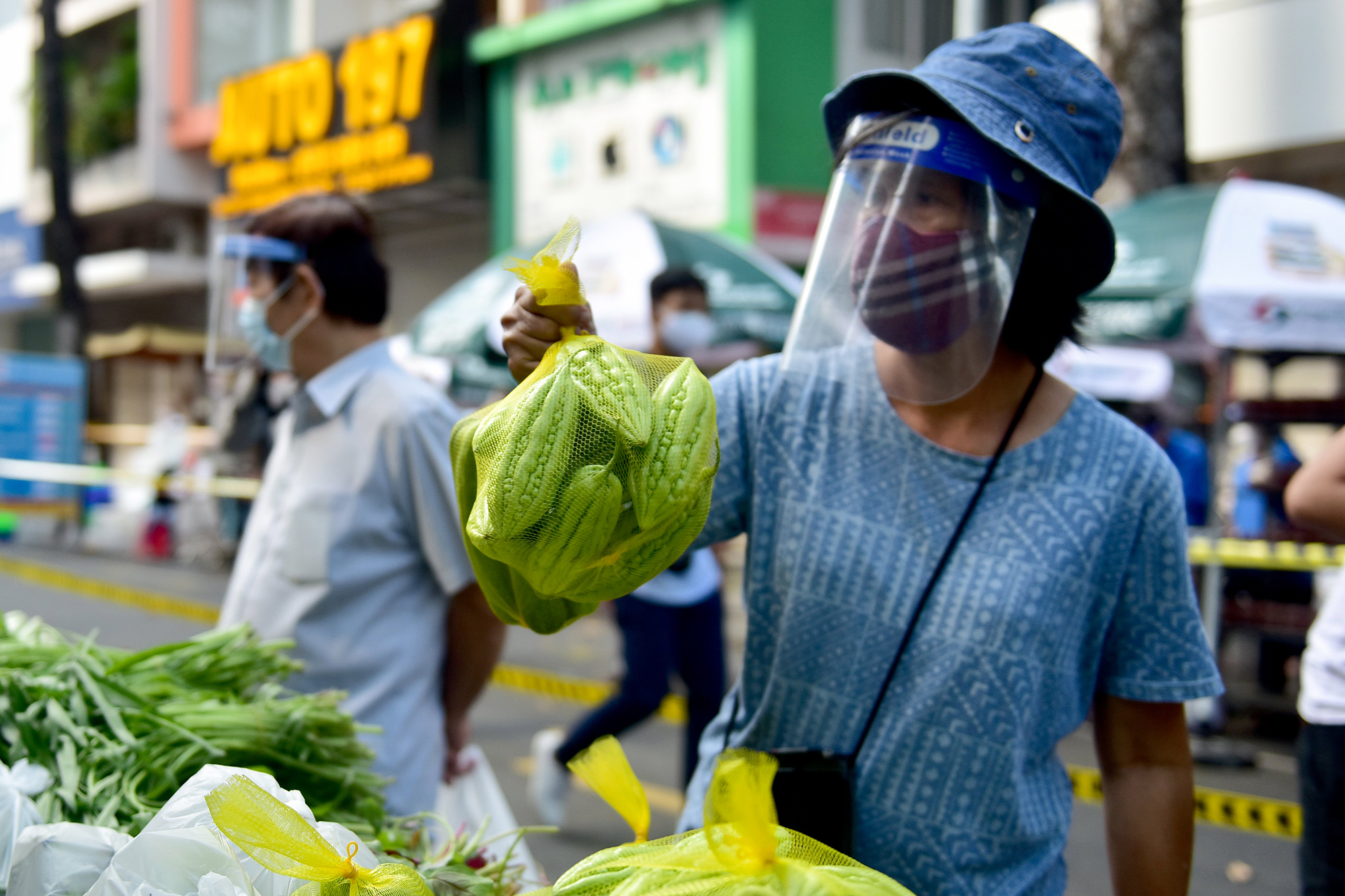 Một số người dân đi chợ cho biết, các loại rau củ được đóng gói thành từng bịch, bó theo cân sẵn nên thuận tiện cho người dân lựa chọn, mua đúng số lượng cần thiết.
