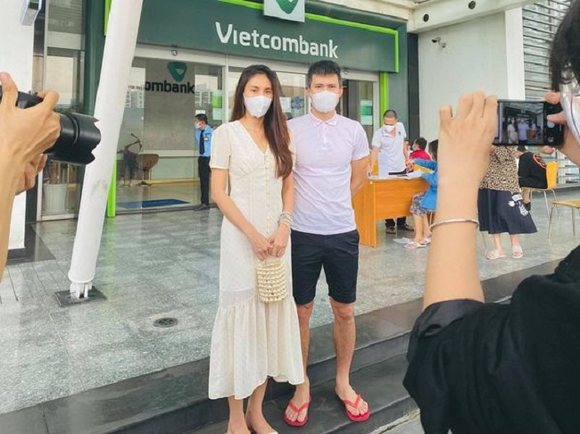 Ngân hàng Vietcombank lao đao khi vướng vào lùm xùm của Thủy Tiên và Trấn Thành