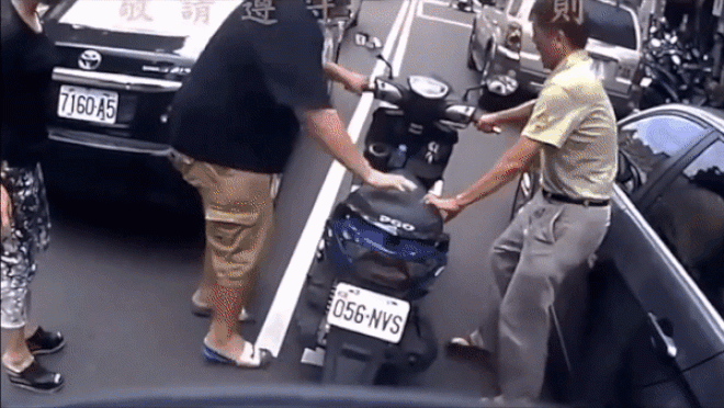 Video: Giúp người đi đường dựng xe máy, ông chú gặp họa - 1