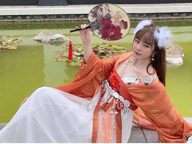 Thời trang - Quỳnh Nga hoá "chị Hằng" phiên bản quyến rũ với đầm cổ trang