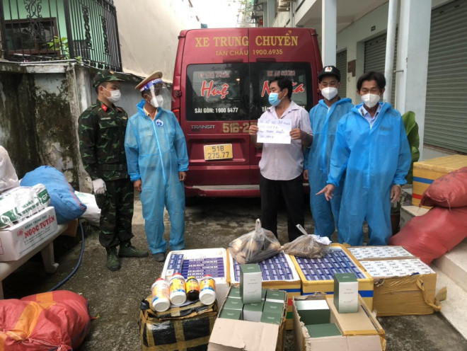 Xe "luồng xanh" chở hàng lậu bị CSGT phát hiện, bắt giữ.