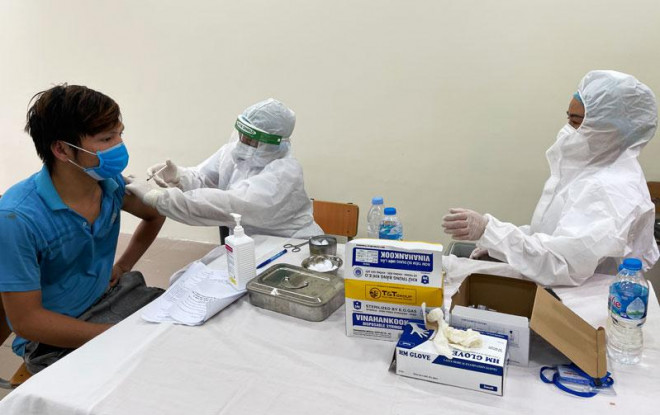 Tiêm vắc xin phòng Covid-19 cho người dân tại phường Việt Hưng, quận Long Biên.