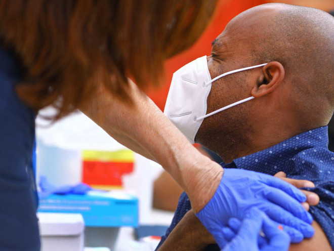 Gần 55% dân Mỹ được tiêm chủng đầy đủ, theo Trung tâm Kiểm soát và Phòng ngừa Dịch bệnh Mỹ (CDC). Ảnh: Boston Globe